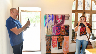 Mehriban Əliyeva kəlağayıya naxış vurdu - Fotolar+Video