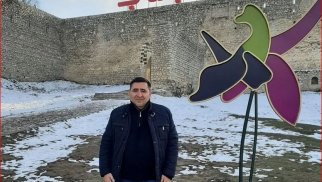 Quzeyimdə ağ kəfənə bürünmüşəm, Güneyimdə daim azad gəzmək üçün!