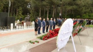 Yeni Azərbaycan Partiyasının nümayəndələri ulu öndər Heydər Əliyevin məzarını ziyarət ediblər