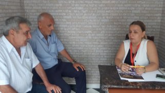 Seçicilər deputatlığa namizədin seçki qərargahını ziyarət edirlər