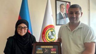 
Şəhid Tural Əhlimanlının anası Nəzakət xanım şəhid ailələri təşkilatını ziyarət edib