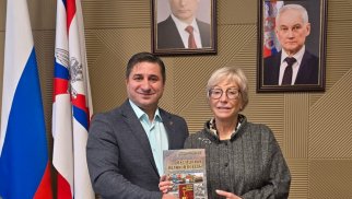 Orenburq Prezident Kadet Məktəbinin rəhbərinə Azərbaycanın qəhrəmanları haqqında kitab hədiyyə olunub