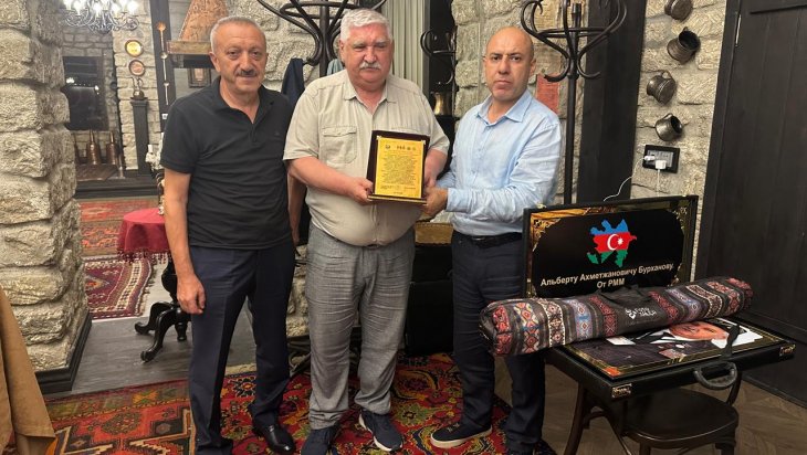 Tanınmış tatar alimi Albert Burhanov Bakıda mükafatlandırılıb
